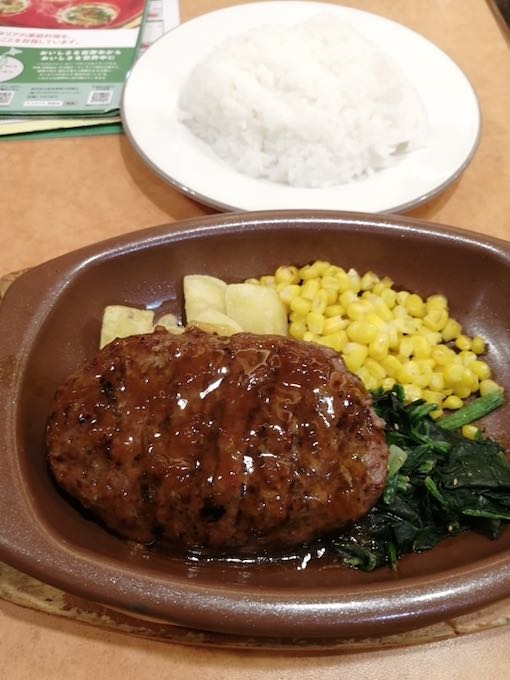 サイゼリヤのハンバーグランチ